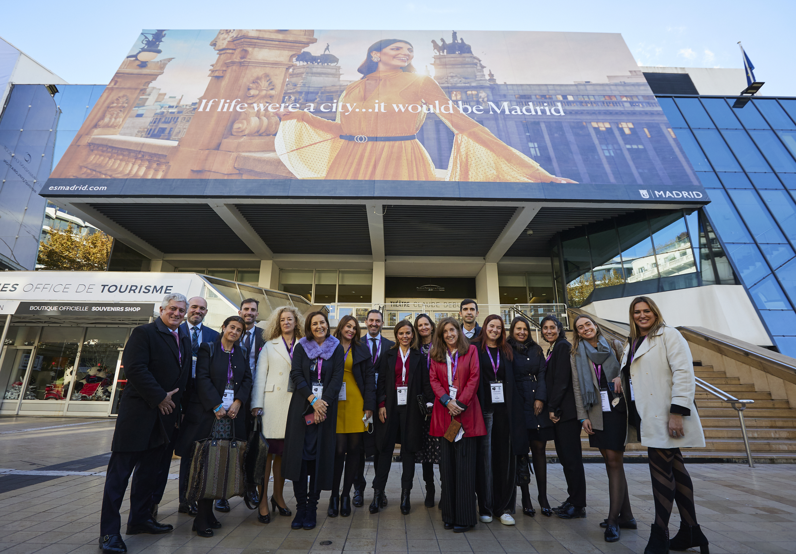 La delegaci&oacute;n de Turismo de Madrid posando frente a la lona de promoci&oacute;n de la capital